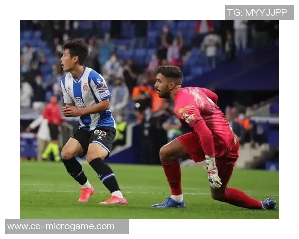 西班牙人因球迷扔水瓶事件面临处罚风险引发关注 西班牙人因球迷扔水瓶事件面临处罚风险引发关注